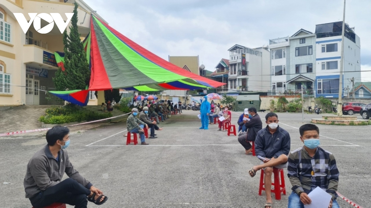 Nhiều chùm ca bệnh cộng đồng, Lâm Đồng tạm dừng một số dịch vụ để phòng Covid-19